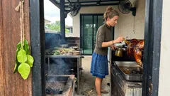 วัวหันเขาวิเศษ ตรัง คืออะไร เปิดสูตรย่างหอมสมุนไพร ผิวกรอบเนื้อนุ่มแบบงานบุญ